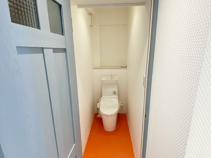 床がオレンジのトイレ