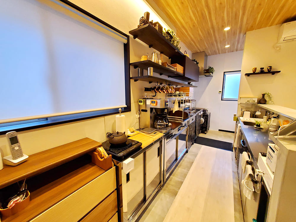 喫茶へ店舗改装した店の収納が多く使い勝手の良いキッチン